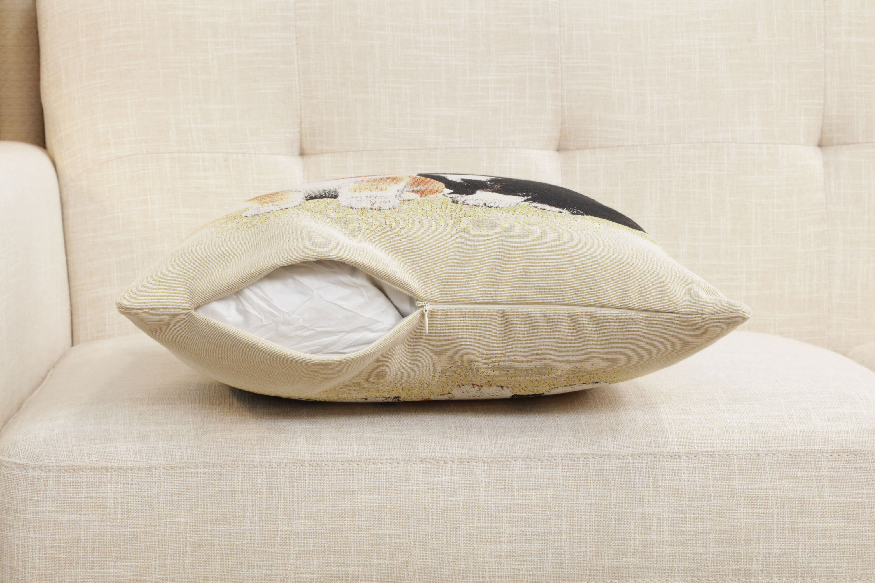 Akitas Tapestry Pillow Cover 18x18 Inch Cotton Jacquard Woven Cushion Cover